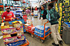 People shop at a supermarket in New York, the United States, on April 10. Earlier on Friday, the U.S. Bureau of Labor Statistics reported that the consumer price index in March rose 0.9 percent month on month and 3.3 percent year on year, with most of the increase coming from the surge in energy prices. [Xinhua/YONHAP]