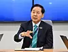 Finance Minister Koo Yun-cheol speaks to reporters in Washington, D.C., on April 15 in this photo provided by the Finance Ministry [YONHAP]