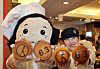 Employees of Sungsimdang hold up ″election bread″ decorated with the voting stamp symbol and dates at the bakery’s main branch in Daejeon on May 7 ahead of the June 3 local elections. The Daejeon Election Commission plans to launch the election-themed bread in collaboration with Sungsimdang to ramp up voter interest and participation. [NEWS1]