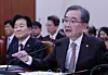 Foreign Minister Cho Hyun answers lawmakers’ questions at a full meeting of the National Assembly’s Foreign Affairs and Unification Committee on March 6. [LIM HYUN-DONG]