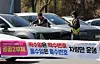 City officials place a notice about ″two-day rotation” vehicle usage and parking system a day before implementation at an employee parking space in Gunpo, Gyeonggi, on April 7. [YONHAP]