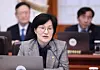 Gender Equality and Family Minister Won Min-kyung speaks during a Cabinet meeting at the Blue House in Jongno District, central Seoul, on Feb. 24. [JOINT PRESS CORPS]