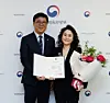 Newly appointed CEO of the Seoul Arts Center Chang Han-na, right, poses for a photograph with Culture Minister Chae Hwi-young in central Seoul on April 24. [MINISTRY OF CULTURE, SPORTS AND TOURISM]
