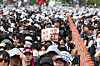 Members of Samsung Electronics-affiliated labor unions call on the company to scrap a longstanding cap on bonuses during a massive rally inside the company's campus in Pyeongtaek, Gyeonggi, on April 23. [YONHAP]