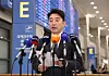 Presidential chief of staff Kang Hoon-sik speaks to reporters at Incheon International Airport on Feb. 26 on the results of his three-day trip to the United Arab Emirates as the president’s special envoy. [NEWS1]