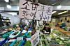 A notice at a shop in Gyeongdong Market in Dongdaemun District, Seoul, on April 14, indicates that government-issued gift certificates and consumer recovery coupons can be used. [NEWS1]