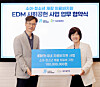 Byun Sang-bong, chief financial officer of JYP Entertainment, left, is seen in a photo taken during a donation ceremony on May 19. [JYP ENTERTAINMENT]