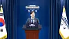 Hong Ik-pyo, senior presidential secretary for political affairs, briefs reporters on pending political issues at the Chunchugwan press center at the presidential office on May 4. [JOINT PRESS CORPS]