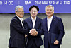 Industry Minister Kim Jung-kwan, center, holds hand with Korea Electric Power CEO Kim Dong-Cheol, left, and Korea Hydro & Nuclear Power CEO Kim Hoe-chun at an event to mark their agencies' partnership held in central Seoul on May 14. [NEWS1]