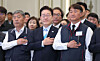 President Lee Jae Myung, center, stands between Kim Dong-myeong, chief of the Federation of Korean Trade Unions, left, and Yang Kyung-soo, chief of the Korean Confederation of Trade Unions, at a Labor Day ceremony at the Blue House in central Seoul on May 1. [YONHAP]