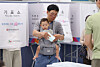 A voter casts a ballot while carrying a baby in a baby carrier at a polling station set up at the Gangnam District Office in Gangnam District, Seoul, on June 3, the day of the 9th nationwide local elections. [NEWS1]