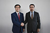Korean Trade Minister Yeo Han-koo, left, shakes hands with the United Arab Emirates' undersecretary of the Ministry of Foreign Trade, Fahad Al Gergawi, during the World Trade Organization ministerial conference in Cameroon on March 29 in this photo provided by Yeo's office. [YONHAP]