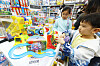 Children try out toys at a shop in Jongno District, central Seoul, on May 3, ahead of Children’s Day on May 5. [YONHAP]