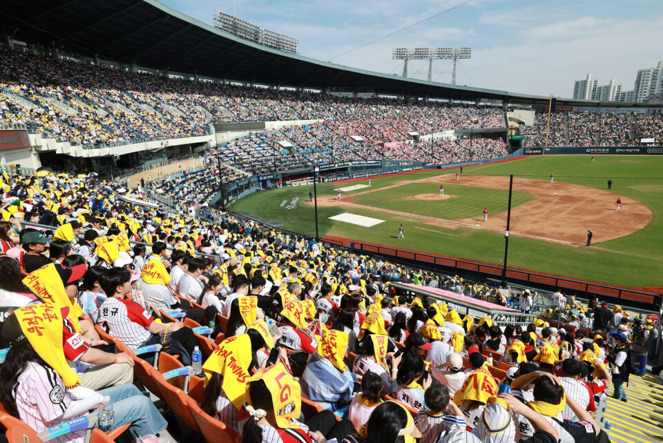As KBO clubs chase a trophy, fans chase trinkets with exclusive As KBO clubs chase a trophy, fans chase trinkets with exclusive