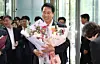 Seoul Mayor Oh Se-hoon receives flower bouquets after winning in local elections on June 4. [JOINT PRESS CORPS]