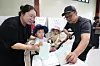 A family casts their ballots at a polling station set up in the indoor ssireum (Korean wrestling) arena of the Seongnam Sports Complex in Jungwon District, Seongnam, Gyeonggi, on June 3, the main voting day for the 9th nationwide local elections and National Assembly by-elections. [NEWS1]