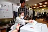 A voter in a wheelchair casts a ballot with the help of a polling official at a polling station set up at the Pohang Employment and Welfare Plus Center in Jukdo-dong, Buk District, Pohang, North Gyeongsang, on the morning of June 3, the day of the 9th nationwide local elections. [NEWS1]