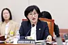 Won Min-kyong, Minister of Gender Equality and Family, answers questions from lawmakers during a parliamentary audit of the Ministry of Gender Equality and Family at the National Assembly in Yeouido, Yeongdeungpo District, western Seoul, on Nov. 4, 2025. [NEWS1]