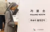 Nuns head to the voting booths at a polling station set up at the Myeongdong Community Service Center in Jung District, Seoul, on the morning of June 3, the day of the 9th nationwide local elections. [NEWS1]