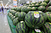 Watermelons are displayed at a supermarket in Seoul on April 19. Watermelon sales at Emart jumped 82.8 percent in the first 16 days of the month from a year earlier, while Lotte Mart reported a 40.5 percent increase over the same period. Sales rose as unseasonably warm weather boosted demand. [YONHAP]