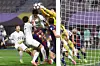 Naegohyang's Pak Hyon-jong attempts a header that is blocked by Suwon goalkeeper Kim Kyeong-hee during the AFC Women's Champions League semifinal between Suwon FC Women and North Korea's Naegohyang Women's Football Club at Suwon Sports Complex in Jangan District, Suwon, on May 20. [NEWS1]
