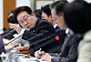 President Lee Jae Myung asks a question to Hyun Soo-yeob, first vice health minister, during a Cabinet meeting on May 20. [NEWS1]