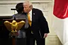 President Donald Trump greets Japan's Prime Minister Sanae Takaichi during a dinner in the State Dining Room of the White House on March 19 in Washington. [AP/YONHAP]