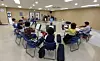 A group of seniors are learning violin at a senior culture center in Gangdong District, eastern Seoul, on April 22. [JOONGANG ILBO]