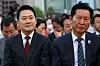 Democratic Party leader Rep. Jung Chung-rae, right, and People Power Party leader Rep. Jang Dong-hyeok attend a lantern-lighting ceremony to celebrate Buddha's birthday at the National Assembly in Seoul on April 30. [YONHAP]