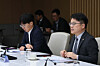 Vice Industry Minister Moon Shin-hak, right [YONHAP]