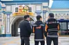 Firefighters search for the escaped wolf at O-World in Daejeon on the morning of April 9, the second day after the animal escaped. [YONHAP]