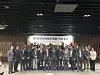 Participants, including Indian Ambassador to Korea Gouranggalal Das, ninth from left, and President of the Korea-India Future Association Shin Bong-kil, eighth from left, pose for a commemorative photo during a luncheon celebrating the launch of the association held at the Seoul Club in central Seoul on March 18. [SEO JI-EUN]