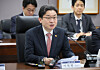 Financial Services Commission Chairman Lee Eog-weon speaks at a meeting between industry and financial sector officials on steel-related industries in Jongno District, central Seoul, on April 17. [YONHAP]