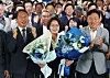 Choo Mi-ae receives flowers as she is projected to win the Gyeonggi gubernatorial election on June 4 at her campaign office in Suwon, Gyeonggi. [NEWS1]