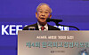 Korean Enterprises Federation Chairman Sohn Kyung-shik delivers opening remarks at a forum held at the Westin Josun Seoul in central Seoul on Feb 5. [YONHAP]