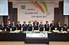 Participants toast at the 70th Newspaper Day event held at Korea Press Center in Jung District, central Seoul, on April 7. [YONHAP]