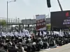 More than 30,000 Samsung Electronics employees gather at the company's Pyeongtaek chip plant in Gyeonggi on April 23, demanding greater transparency in the company's compensation structure. [LEE JAE-LIM]