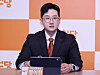 Jeong Yihan, the Reform Party’s candidate for Busan mayor, speaks at an on-site supreme council meeting at a campaign office in Busanjin District, Busan, on April 16. [YONHAP]