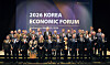 Kwon Dae-young, vice chairman of the Financial Services Commission, seventh from left, front row; Park Chang-hee, CEO of the JoongAng Ilbo and publisher of the Korea JoongAng Daily, sixth from left; Lee Ho-sung, president and CEO of Hana Bank, seventh from left, second row; Jung Jin-wan, president and CEO of Woori Bank, eighth from right, second row; at the 2026 Korea Economic Forum, organized and hosted by the Korea JoongAng Daily, at the Westin Josun Seoul in central Seoul, on March 25. [PARK SANG-MOON]