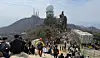 Hikers crowd Mount Gwanak’s Yeonjudae on April 5. [WOO JI-WON]