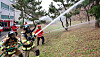 Firefighters with backpack pumps and other equipment conduct a springtime wildfire drill with related agencies near Mt. Wolmi in Incheon on March 30. [YONHAP]