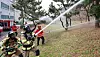 Firefighters with backpack pumps and other equipment conduct a springtime wildfire drill with related agencies near Mt. Wolmi in Incheon on March 30. [YONHAP]