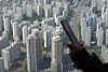Apartments are seen from Lotte World Tower in Songpa District, southern Seoul, on April 19. The number of homes available for jeonse (lump-sum deposit) in Seoul totaled 15,427, down 49.9 percent from April 2024. [YONHAP]