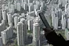 Apartments are seen from Lotte World Tower in Songpa District, southern Seoul, on April 19. The number of homes available for jeonse (lump-sum deposit) in Seoul totaled 15,427, down 49.9 percent from April 2024. [YONHAP]