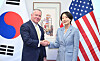 Deputy Foreign Minister Chung Eui-hae, right, poses with Michael DeSombre, U.S. assistant secretary of state for East Asian and Pacific affaris, ahead of their meeting at the foreign ministry in Seoul on March 12. [MINISTRY OF FOREIGN AFFAIRS]