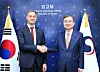 United Nations Development Programme Administrator Alexander De Croo, left, and Foreign Minister Cho Hyun shake hands after a meeting on May 21. [MINISTRY OF FOREIGN AFFAIRS]