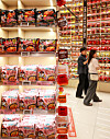 Tourists visit a convenience store in Jung District, central Seoul, on April 26 and shop for instant noodles. Exports to the Middle East fell by more than 40 percent in one month, from $8.3 million in February to $4.92 million in March, according to the Korea Agro-Fisheries & Food Trade Corporation. Instant noodles, a key export item to the region, showed the largest drop, declining from $4 million to $2.86 million over the same period. [NEWS1]