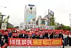 Protestors protest outside the Shinsegae Department store in Gwangju on May 2. [NEWS1]