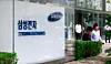 Employees enter Samsung Electronics’ Seocho headquarters in Seoul on May 27, the day the company’s wage and collective bargaining agreement was finalized. [NEWS1]
