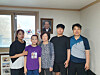 The late Kim Sin-yeol, center, the only resident of Dokdo, poses for a commemorative photo with her daughter, son-in-law, grandson and granddaughter at the residents’ quarters on Seodo in Dokdo-ri, Ulleung-eup, Ulleung County, North Gyeongsang. A photo of her late husband Kim Sung-do hangs behind her. [YONHAP]